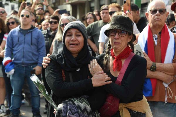 Dos mujeres lloran mientras observan el funeral de José Pepe Mujica