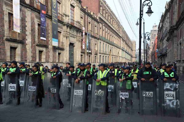 Elementos de la SSC bloquean los accesos a Palacio Nacional para evitar manifestaciones de la CNTE