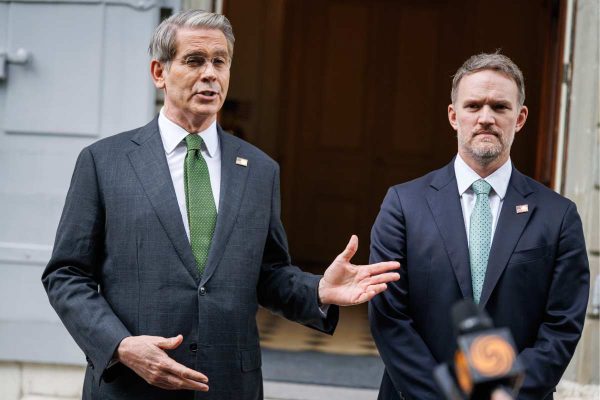 El Secretario del Tesoro de EU, Scott Bessent (izq.), y el Representante de Comercio de EU, Jamieson Greer (der. ) tras negociaciones con China.