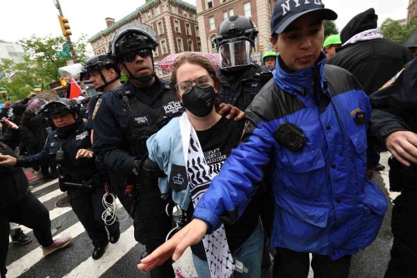 Estudiante de la Universidad de Columbia arrestada por protestar en apoyo a Palestina