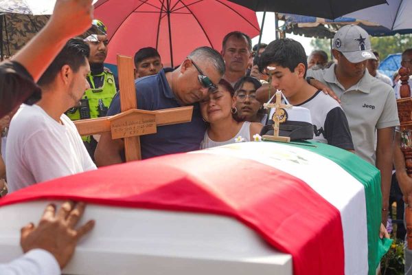 Familiares de América, víctima en accidente de Buque Cuauhtémoc, marchan en Xalapa; piden justicia