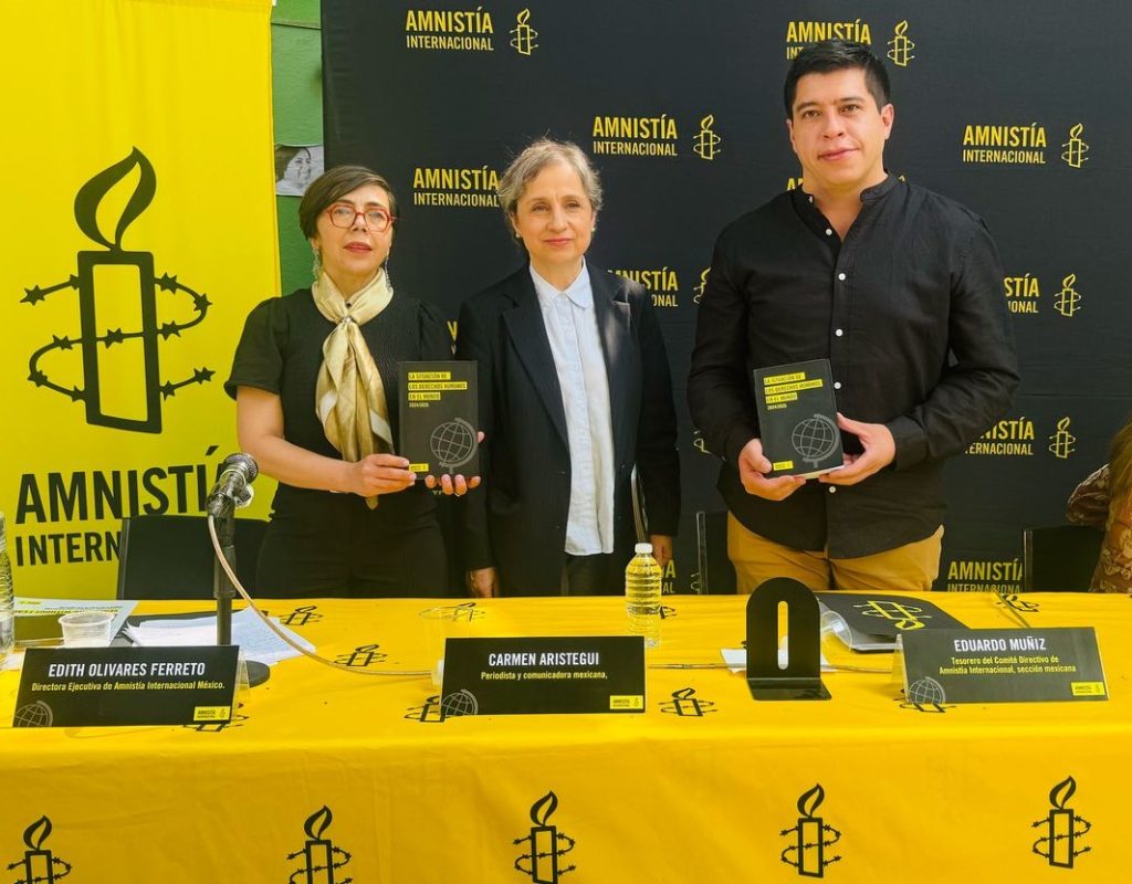 Edith Olivares Ferreto, directora ejecutiva, y Eduardo Muñiz, tesorero del Comité Directivo, ambos de Amnistía Internacional, flanquean a la periodista Carmen Aristegui, quien comentó el informe El Estado de los derechos humanos en el mundo. 