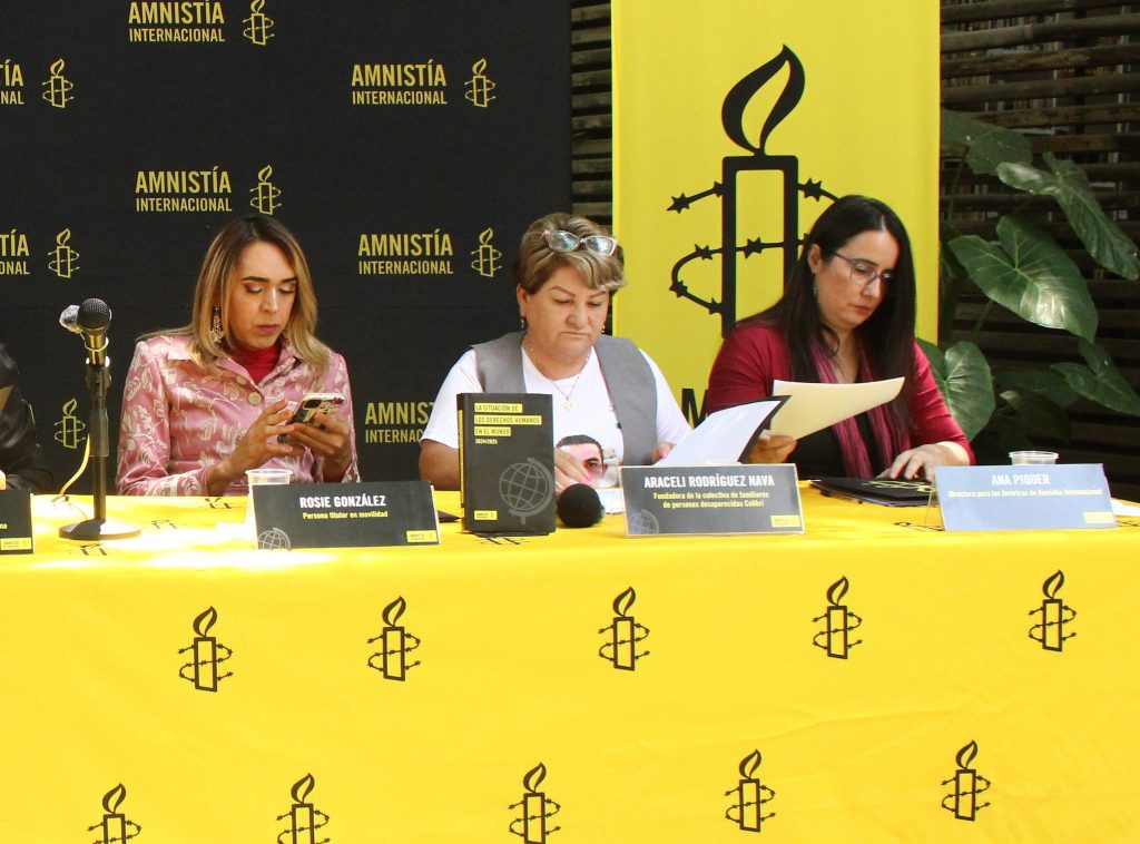 En la presentación del informe de Amnistía Internacional se contó con los testimonios de Rosie González, persona migrante (izquierda); Araceli Rodríguez Nava, fundadora de la colectiva de familiares de personas desaparecidas Colibrí y la intervención de Ana Piquer, Directora para las Américas de Amnistía Internacional. 