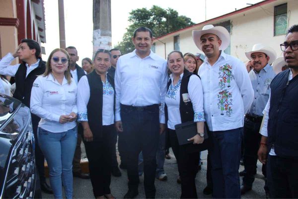 Gerardo Cortés Caballero, alcalde de Cuautempan, con el gobernador de Puebla, Alejandro Armenta