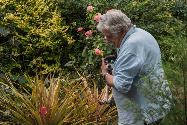 José Pepe Mujica cargando a su perrita de 19 años