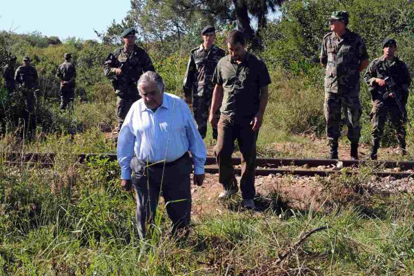 José Pepe Mujica saliendo de una zona donde se encontraron fragmentos humanos de