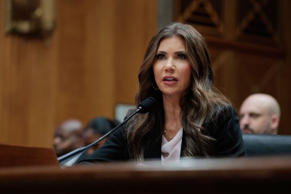 Kristi Noem anunció que Harvard no podrá inscribir a estudiantes extranjeros