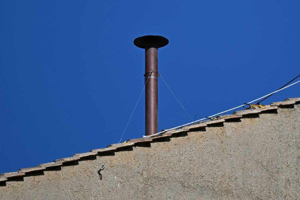 La chimenea colocada sobre la Capilla Sixtina indicará si el cónclave llegó a un acuerdo sobre el nuevo papa