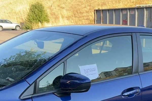 Los estafadores dejan una nota en tu vehículo después de dañarlo a propósito