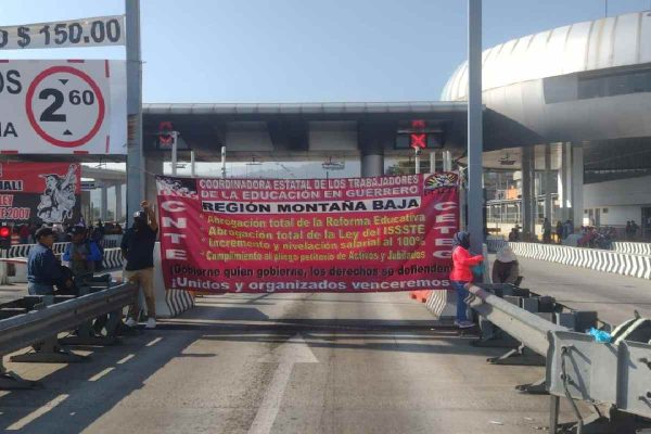 Maestros de la CNTE toman al menos cuatro casetas que conectan con CDMX