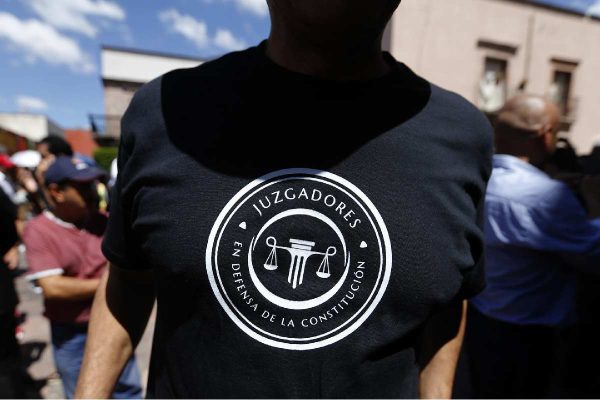 Manifestante que se opone a la elección judicial
