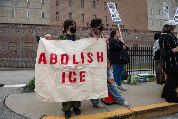 Manifestantes en contra de ICE, agencia que busca migrantes irregulares para deportarlos