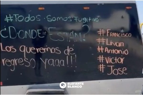 Mensajes en automóviles buscando a lso integrantes desaparecidos de grupo fugitivo