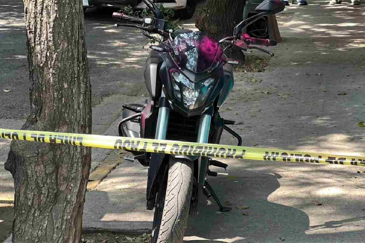 Motocicleta en la que presuntamente habrían escapado los responsables del ataque a funcionarios de CDMX cercanos a Clara Brugada
