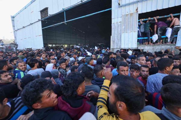 Palestinos tratando de conseguir comida