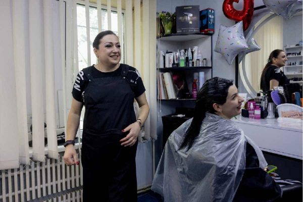 Pese a la guerra, salones de belleza en Ucrania siguen recibiendo clientela