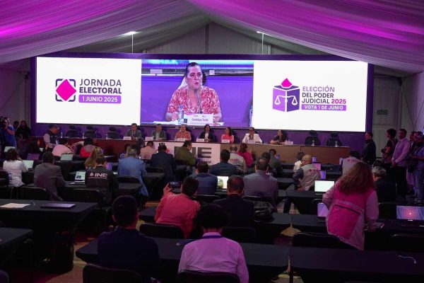 “Podemos llevar nuestras notas”; INE avala acordeones, si son personales