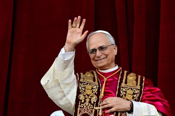 Robert Prevost, papa León XIV, en su primera aparición desde la basílica de San Pedro