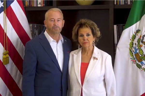 Ronald Johnson junto con su esposa