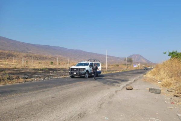 Se registran bloqueos y quema de vehículos en carreteras de Apatzingán, Michoacán
