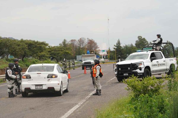 Se registran bloqueos y quema de vehículos en carreteras de Apatzingán, Michoacán