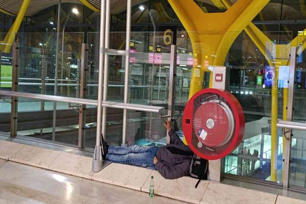 Una noche con las personas sin techo que duermen en el aeropuerto de Barajas, España