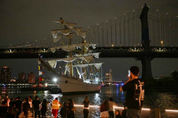Llegan a México tripulantes del buque escuela Cuauhtémoc que chocó contra puente de Brooklyn