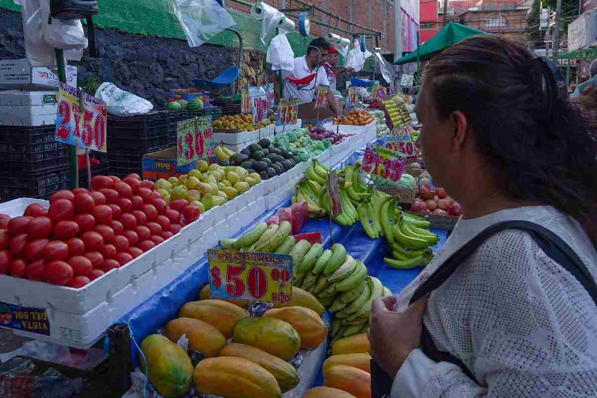 Inflación en México repunta a 4.22% en primera quincena de mayo; pollo, paya y hasta el cine son más caros