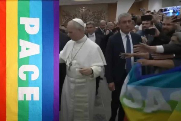 El papa León XIV no evitó la bandera LGBTIQ+, en realidad se observó la bandera de la paz.
