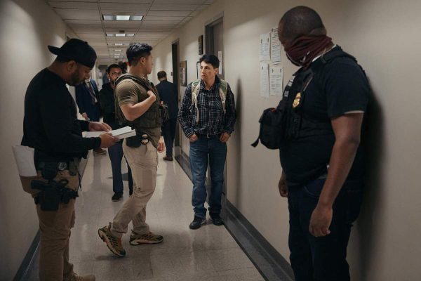 Agentes de ICE detienen a migrantes al interior de la corte en EU