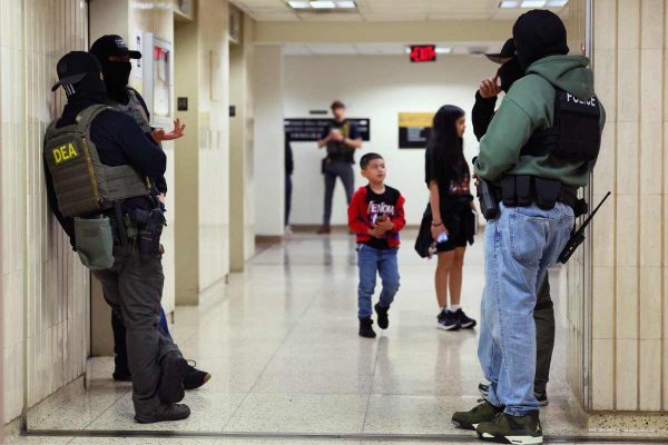 Agentes de ICE y la DEA a la espera de la salida de mgirantes