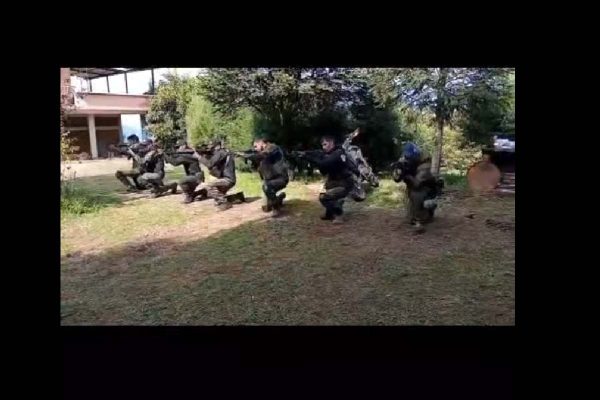 Alcalde de Uruapan, Michoacán, muestra video de presuntos criminales en campo de adiestramiento