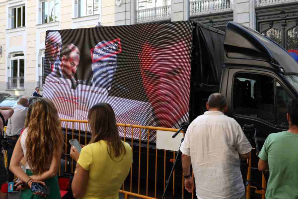 Automóvil con mensajes alusivos a los casos de corrupción en España, ligados al presidente Pedro Sánchez