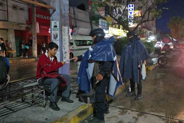 Autoridades compartiendo información sobre medidas de precaución ante el huracán Erick