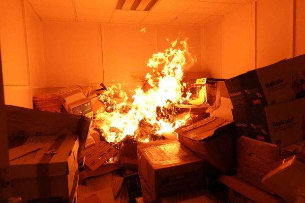 Personas identificadas como integrantes del CETEG irrumpen e incendian oficinas del SNTE en CDMX