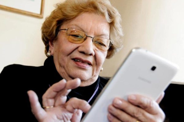 Clases de apps y uso del celular para adultos mayores