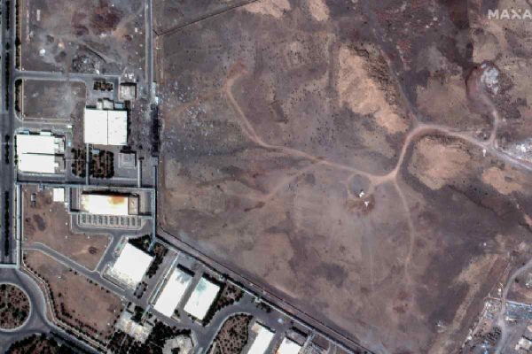 Cráteres sobre salas de centrifugadoras subterráneas llenas y cubiertas de tierra en la planta de enriquecimiento nuclear de Natanz, en Irán