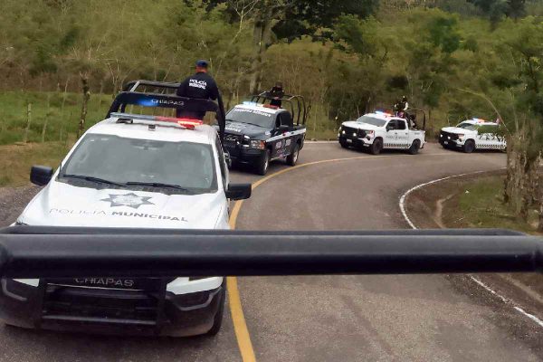 Detienen a cinco policías de Sunuapa, Chiapas; los acusan de homicidio de una mujer detenida