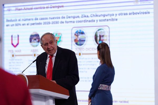 Doctor David Kershenobich detallando el avance del dengue en México durante la mañanera