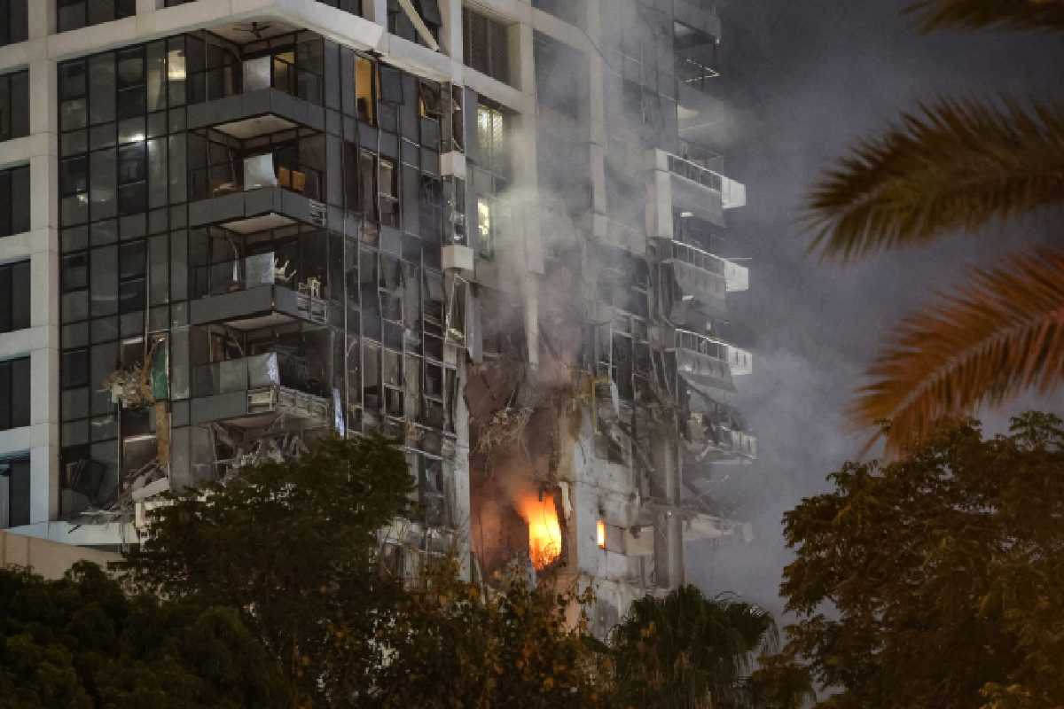 Edificio con fuego y humo en Israel tras el ataque de Irán