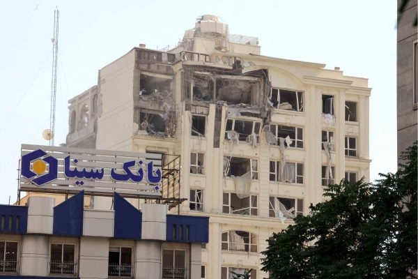 Edificio dañado por ataques de Israel a Irán