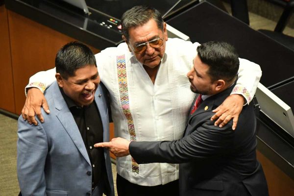 El “académico” Erasmo Catarino brinca del escenario al Senado de la República