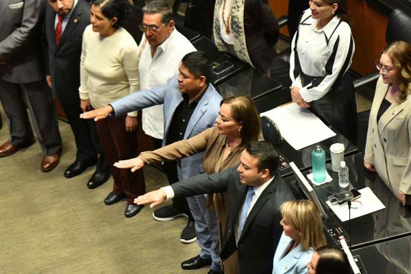 El “académico” Erasmo Catarino brinca del escenario al Senado de la República
