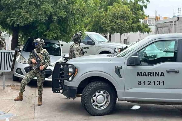 Elementos de la Marina durante el cateo de un domicilio donde se fabricaba Fentanilo en Sinaloa