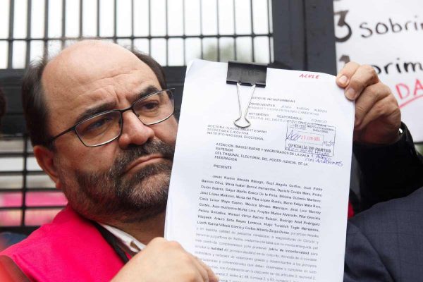 Emilio Álvarez Icaza acudió al Instituto Nacional Elctoral para entregar documento que pide la anulación de las elecciones de poder judicial