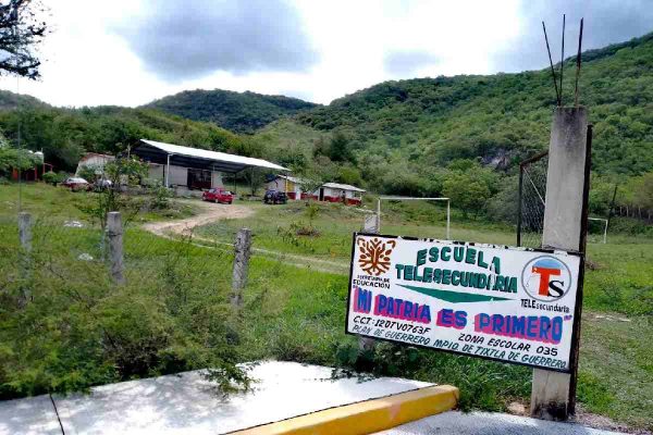 Escuela telesecundaria mi patria es primero, donde Jaqui fue la única alumna de su grado