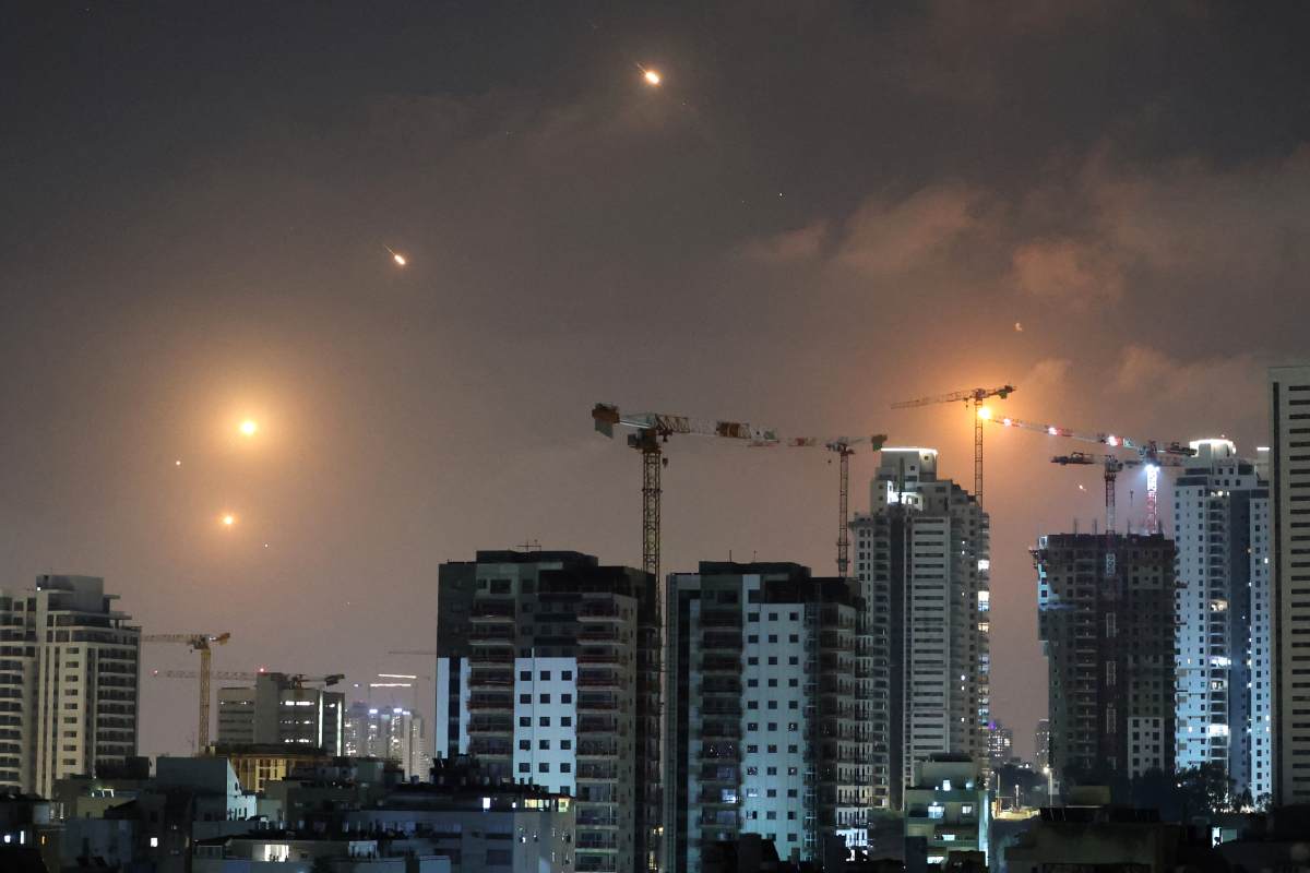 Estelas de misiles disparados por Irán sobre Israel