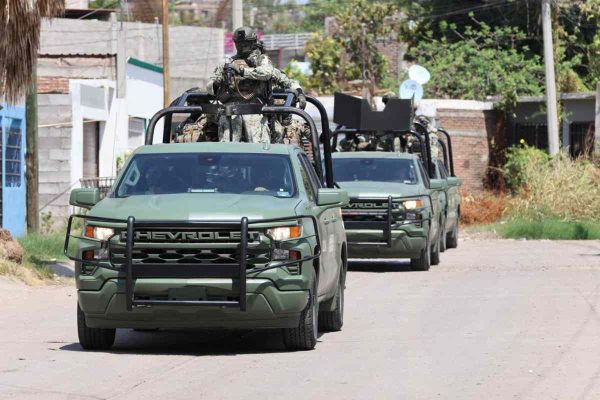 García Harfuch recorre calles de Culiacán por ola de violencia; suman a mil 600 elementos federales