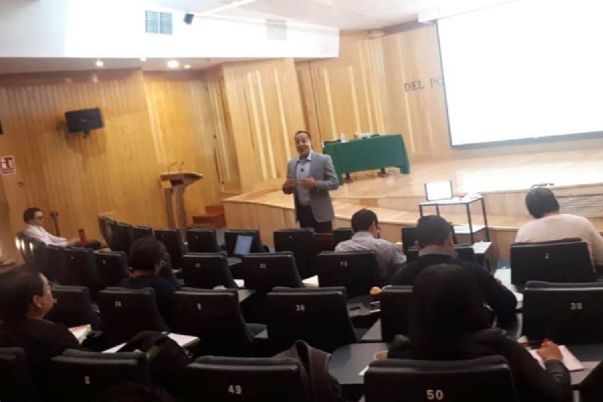 Giovanni Figueroa dando clase de doctorado de la Escuela Judicial Electoral del Tribunal Electoral del Poder Judicial de la Federación