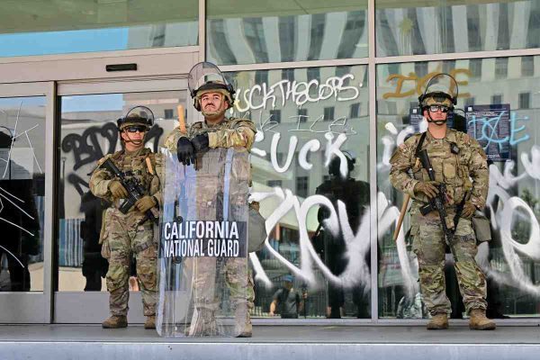 Gobierno de California exige a la Corte bloquear el despliegue de militares en Los Ángeles 